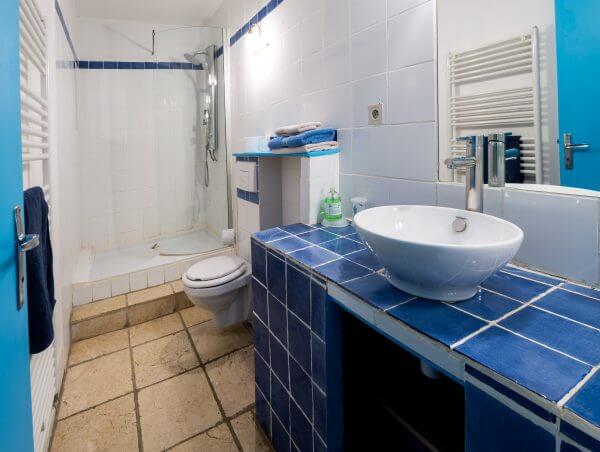 Gites et Chambres Hôtes le Le Mas Bazan Gîtes & Chambres d'hôtes à Proximité de Collioure prêt de Collioure salle de bain-hote-chambre-séjour