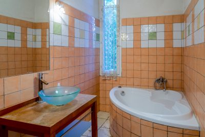 Gites et Chambres Hôtes le Le Mas Bazan Gîtes & Chambres d'hôtes à Proximité de Collioure prêt de Collioure salle de bain-sejour-chambre-hote-weekend-romantique-charme