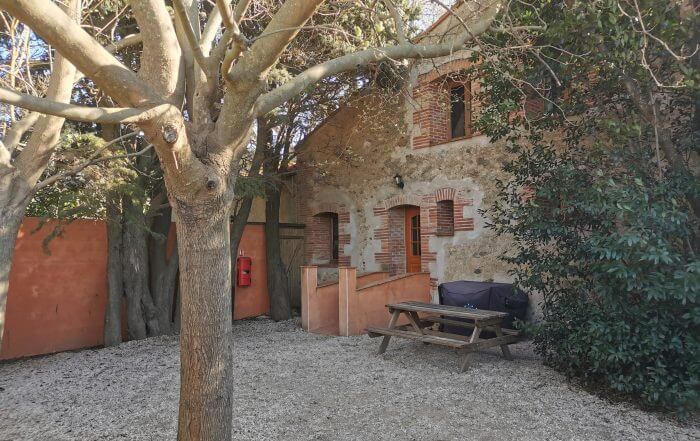 gites en France-cours-nature-charme-extérieur